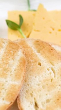 Kızarmış ekmek tostları ve içinde dolgu var. Ekmek peyniri yağı