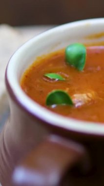 Biber ve sarımsaklı soğuk domates çorbası, İspanyol geleneksel mutfağı, aşçı yemeği. solyanka borscht