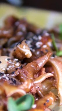 Çin yemeği, salatalık ve domuz kulağı. Domuz kulağı yemek tabağı