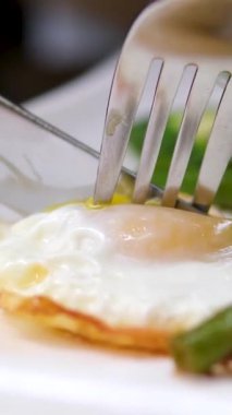 Yumurtaya, sosise, tosta ve fasulyeye domuz pastırması koymak için yakın plan. Yüksek kalite 4k görüntü