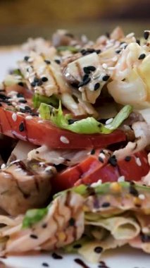 Taze, organik bir salatanın yakın çekimi. Doğal vejetaryen yemeği yapılıyor. Hafif, diyet yemeği. Şık bir elbise. Yüksek kalite 4k görüntü