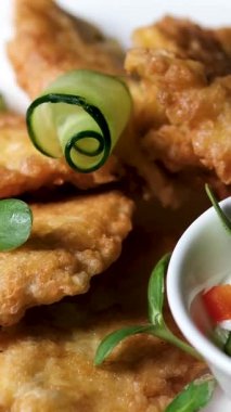 Kızarmış tavuk dilimleri. Siyah fasulye yatağında kızarmış tavuk dilimleri sergileniyor. Mobil, sosyal medya makaraları için ideal, dokuyu ve ayrıntıları vurguluyor. Yüksek kalite 4k görüntü