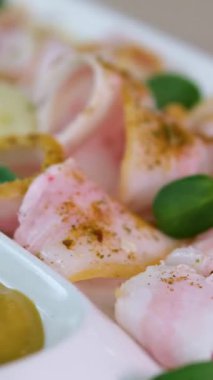 Baharatlı, biberli, hardallı, sarımsaklı, yeşil soğanlı, siyah ekmekli taze domuz eti. Aperatif domuz yağı tahtada bulunur. Yakın plan. Yüksek kalite 4k