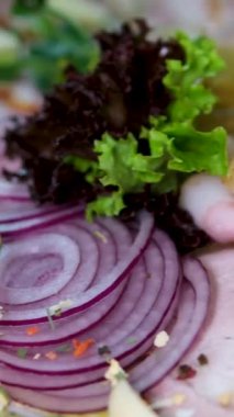 Dilimlenmiş sosis ve ekmeğe kimyon serpin. Et dilimlerine baharat serpin.