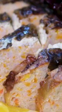 Fırında pişirilmiş baharatlı balık dolması. Pişmiş deniz ürünleri yemekleri. Yüksek kalite 4k görüntü