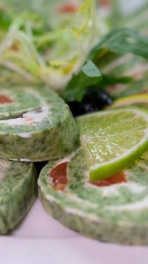 Tabakta ıspanak, krem peynir ve alabalık. Ispanaklı krep. Yüksek kalite 4k görüntü