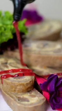 Yaban mantarlı ve domatesli omlet. Üzerine kiraz sosu dök.