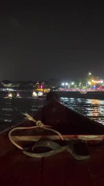 Vietnam Hoi An Boats turistlerle dolu ve akşamları Vietnam 'ın Hoi An kentindeki nehrin üzerinde bir fener festivali düzenleniyor. Hoi An, Vietnam . Yüksek kalite 4k görüntü