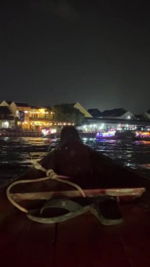 Vietnam Hoi An Boats turistlerle dolu ve akşamları Vietnam 'ın Hoi An kentindeki nehrin üzerinde bir fener festivali düzenleniyor. Hoi An, Vietnam . Yüksek kalite 4k görüntü