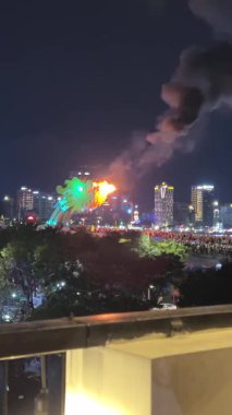 Vietnam 'ın Da Nang şehrindeki Han Nehri üzerinde gece aydınlatmalı Ejderha Köprüsü trafiği. Da Nang, Vietnam . Yüksek kalite 4k görüntü