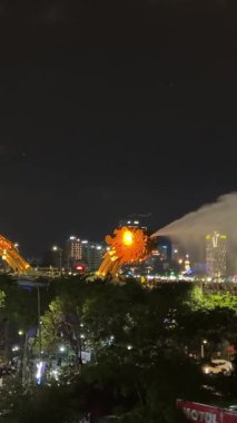 Vietnam 'ın Da Nang şehrindeki Han Nehri üzerinde gece aydınlatmalı Ejderha Köprüsü trafiği. Da Nang, Vietnam . Yüksek kalite 4k görüntü