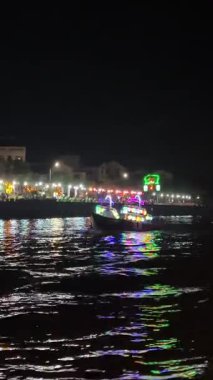 Vietnam Hoi An Boats turistlerle dolu ve akşamları Vietnam 'ın Hoi An kentindeki nehrin üzerinde bir fener festivali düzenleniyor. Hoi An, Vietnam . Yüksek kalite 4k görüntü