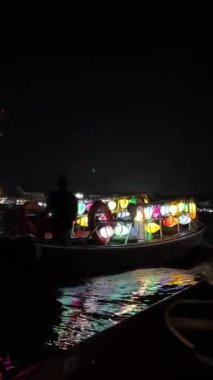 Vietnam Hoi An Boats turistlerle dolu ve akşamları Vietnam 'ın Hoi An kentindeki nehrin üzerinde bir fener festivali düzenleniyor. Hoi An, Vietnam . Yüksek kalite 4k görüntü