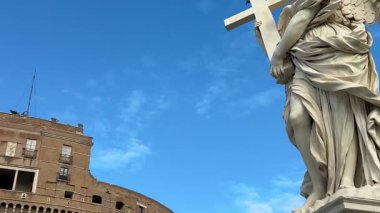 Roma 'daki Ponte Sant Angelo köprüsü ikonik melek heykelleri ve Castel Sant Angelo manzaralı Vatikan şehrine doğru giden görkemli tarihi bir sahne yaratıyor..