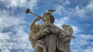 Roma 'daki Ponte Sant Angelo' nun sakin sinematik görüntüsü etkileyici melek heykelleri sergiliyor ve Vatikan 'a doğru tarihi bir yürüyüş yolu sunan Castel Sant Angelo' nun sürekli varlığı.