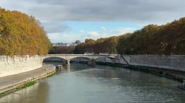 Roma 'daki Ponte Sant Angelo' nun sakin sinematik görüntüsü etkileyici melek heykelleri sergiliyor ve Vatikan 'a doğru tarihi bir yürüyüş yolu sunan Castel Sant Angelo' nun sürekli varlığı.