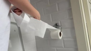 Tuvalet kağıdı kullanılıyor ve ekonomi ve tüketim dikey videosunu sembolize ediyor. Yüksek kalite 4k görüntü