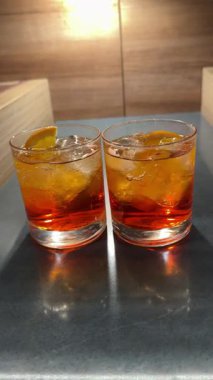 Lokantadaki açık büfe masasında bir bardak kokteyl. Yüksek kalite 4k görüntü