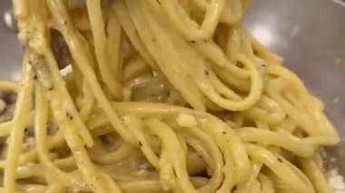 Deniz ürünleriyle çok lezzetli bir macun yiyen carbonara makarna kadını yakalamak için çatal kullan. Yüksek kalite 4k görüntü