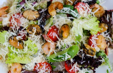 Peynirli ve domatesli salata. midye karides salata peyniri