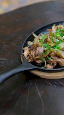 Orijinal fajita cızırdayan sıcak demir tabakta servis edilir, arka planda bira ve taze sebze seçimi, PORTFOLIO 'da daha leziz gıdalar. Yüksek kalite