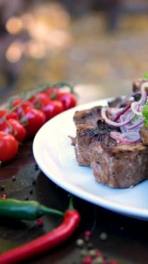 Et aromalı biftek, domates, biber ızgara sığır fileto mignon biberli ve domatesli tabak servis edildi. Yüksek kalite 4k görüntü