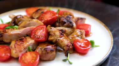 Tavuk ızgara ve iki domates. Çevir. Yüksek kalite 4k görüntü