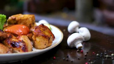 Mantarlı tavuk sarması ve köy usulü patates. Tavuk göğsü ile öğle yemeği. Yüksek kalite 4k görüntü
