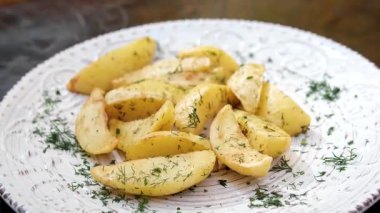 Lezzetli, baharatlı patates dilimleri ve yanında da kırsal kağıtta ketçap. Atıştırmalık ya da meze için mükemmel. Yüksek kalite 4k görüntü