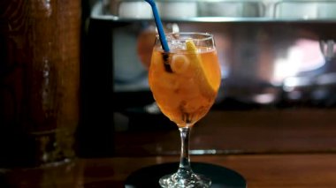 Mavi arka planda turuncu dilimli apperol spreyi kokteyli. Yaz içkisine yaklaş, yakınlaştır. Yüksek kalite 4k görüntü