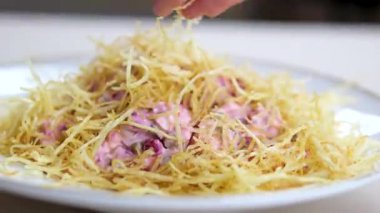 Patates salatası hazırlama havuç soğanı pişirmeye hazırlanıyor. Yüksek kalite 4k görüntü