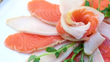 Sashimi Tabağı, Japon suşi restoranı, Taze Ton Balığı ve Somon Dilimleri modern kafede geleneksel yemekler, çiğ kırmızı balık yemeği, omega 3. Yüksek kalite 4k görüntü