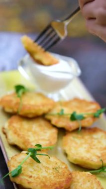 Patatesli gözlemeyi ekşi kremalı patatesli gözlemelere batır. Yüksek kalite 4k görüntü