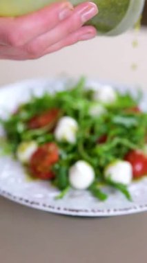 Ballı hardallı zeytinyağı soslu salata. Domatesli sağlıklı İtalyan salatası, mozzarella peyniri, kızarmış ekmek, yeşiller, kapari ve mor soğan. Yüksek kalite 4k görüntü