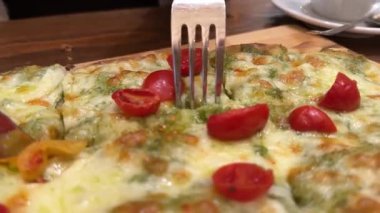 Buffalo Pizza Kesen Adam. Yüksek kalite 4k görüntü