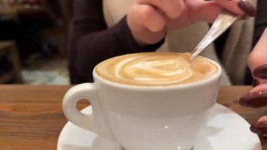 Düşünme, pencere ve kahve sonbahar ceket atkısı rutini, görüş ve fikir. Rahatlayın, huzur ve hatıralar evde uyanmak için çay fincanı, ilham ve yansıma..