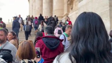 Aziz Peters Bazilikası 'nda toplanan ziyaretçilerin uzun kuyruğu, Kutlama yılında Vatikan Kutsal Kapısı' ndan geçmek için sabırla bekleyerek güçlü ruhani tarihi Vatikan Şehri, 11.30.2025 'i oluşturdu.