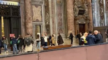 Aziz Peters Bazilikası 'nda toplanan ziyaretçilerin uzun kuyruğu, Kutlama yılında Vatikan Kutsal Kapısı' ndan geçmek için sabırla bekleyerek güçlü ruhani tarihi Vatikan Şehri, 11.30.2025 'i oluşturdu.