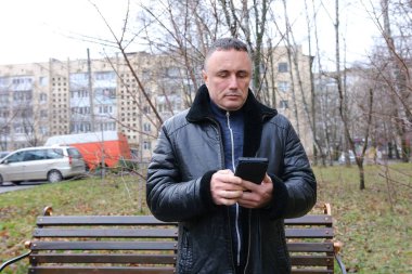  Sokakta telefon kullanan genç bir iş adamı. Yüksek kalite fotoğraf