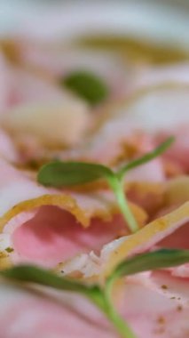 Taze domuz yağı Lezzetli İspanyol ya da İtalyan jambonu, yeşil zeytinli rulo olarak servis edilir beyaz tabakta, şef açık büfe menüsü. - Evet. Yüksek kalite 4k görüntü