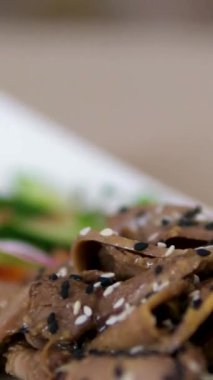 Salamura edilmiş sığır dili, salatalık, dolmalık biber rengarenk salata salatası. Yüksek kalite 4k görüntü