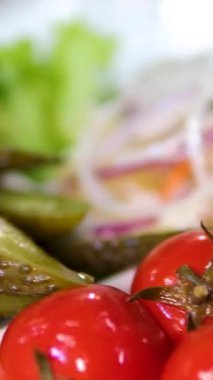 Cam kavanozda taze dereotu ve rezene ile ev yapımı domates turşusu. Ev hanımının kadın eli mutfaktaki sebzeleri koruyor. Kış gıda depolama ve organik besin için geleneksel konserve.