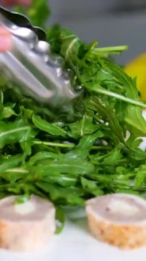 Caprese salatası. Fesleğen yapraklarını domates dilimleri, roka ve mozzarella toplarının olduğu bir tabağa koyun. Biberler. Roka ve domatesli bir salata hazırla.