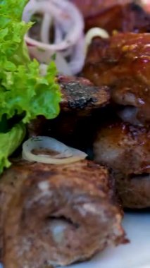 Et, salamurada biftek, tuzlu ve baharatlı ızgara. Izgara kaburga, ızgara et. Yüksek kalite 4k görüntü