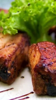 Et, salamurada biftek, tuzlu ve baharatlı ızgara. Izgara kaburga, ızgara et. Yüksek kalite 4k görüntü