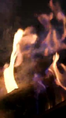 Büyük miktarda Wood, Büyük Alevli Bir Ocakta Çabuk Yanar. Soba ya da Range, Isıyı içeride ya da Cihazın Üstü 'nde, Yerel Isıtma ya da Aşçılık İçin üreten bir aygıttır. Yüksek kalite 4k görüntü