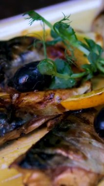 Limonla doldurulmuş lezzetli sulu ızgara uskumru balığı. Balık ızgarası, sokak yemeği festivali, doğada piknik. Yüksek kalite 4k görüntü