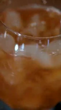 Bir barmen bardakta aperol kokteyli hazırlar. Yakın plan. Yüksek kalite 4k görüntü