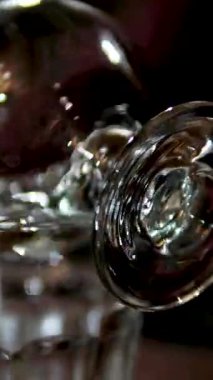 Barmen zarif bir gece kulübü partisinde alevli kokteyl hazırlıyor. - Evet. Yüksek kalite 4k görüntü