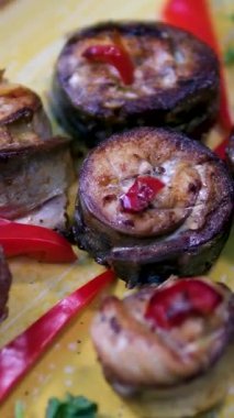 Uskumrular İstanbul 'da ızgara balık kebabı yapıyorlar. Türkiye 'deki Balyk sandviç sokak yemekleri, Türk geleneksel yemekleri Balik Ekmek. Yüksek kalite 4k görüntü